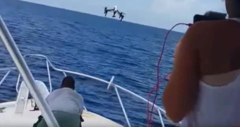 DJI Inspire 1 rammt die Reeling eines Bootes und stürzt beim Ladeversuch ins Meer (Screenshot aus dem Youtube-Video).